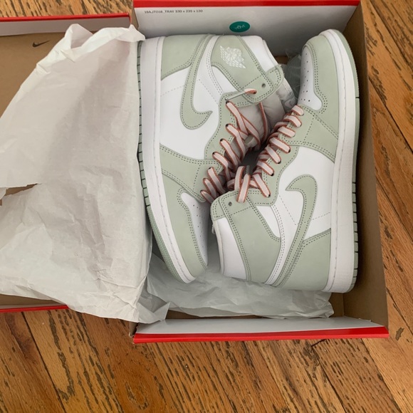 These are Jordan’s 1 seafoams they are new just the soles are slightly dirty